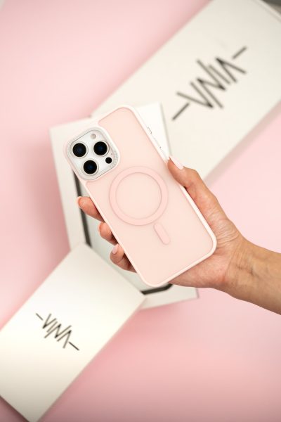 قاب آیفون سیلیکونی مات همراه با مگسیف و بسته بندی منحصر به فرد مخصوص هدیه